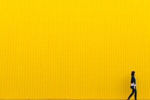 Femme seule sur fond jaune